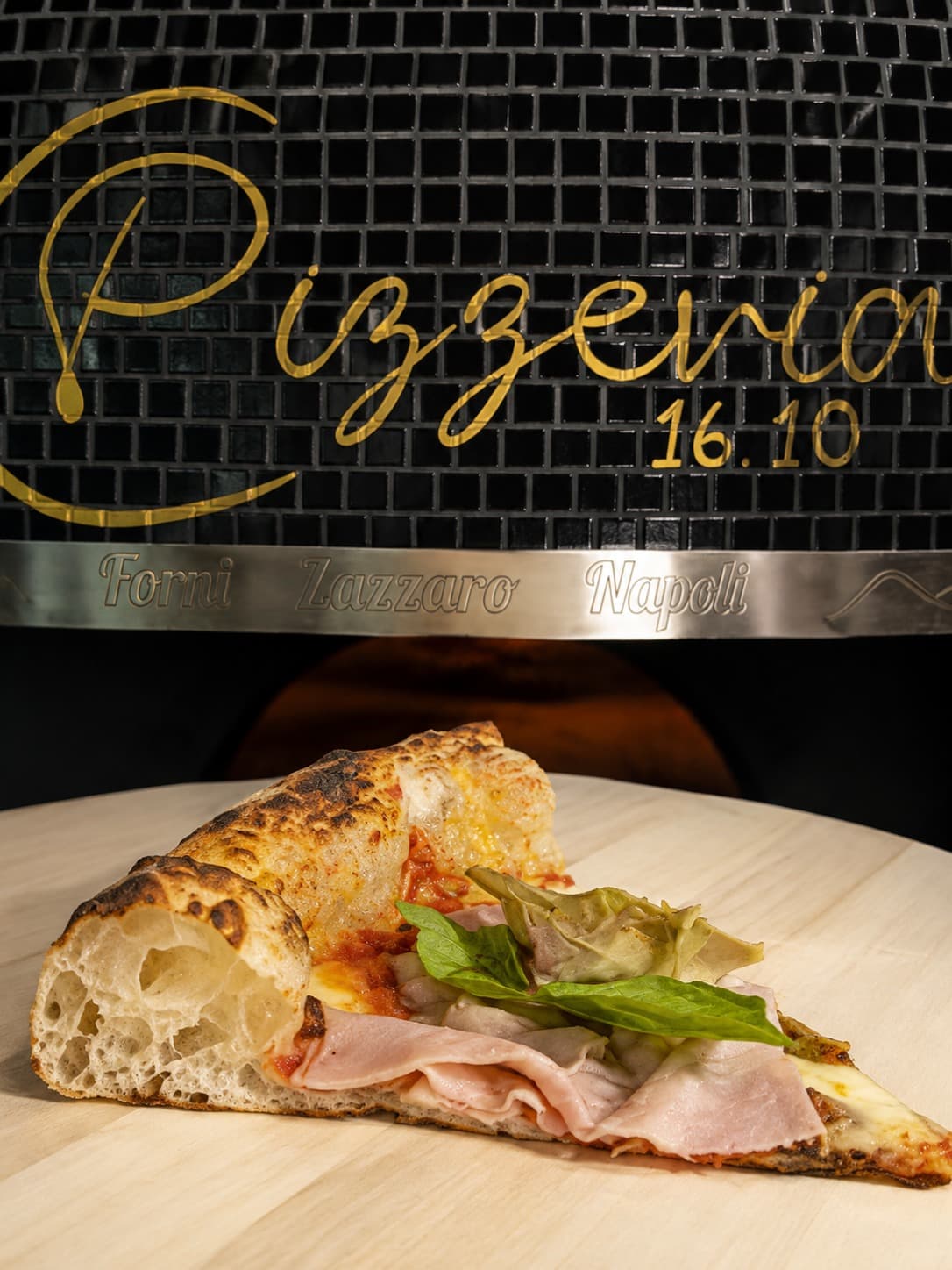 Dettaglio del forno e pizza farcita