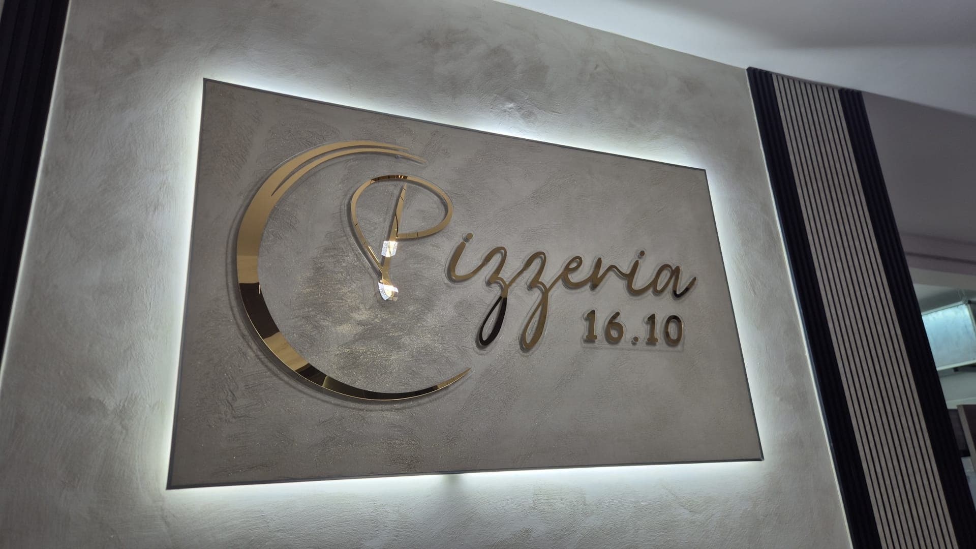 Insegna dorata Pizzeria 16.10